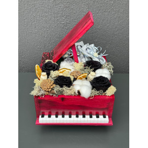 PİYANODA SİYAH SOLMAYAN GÜL